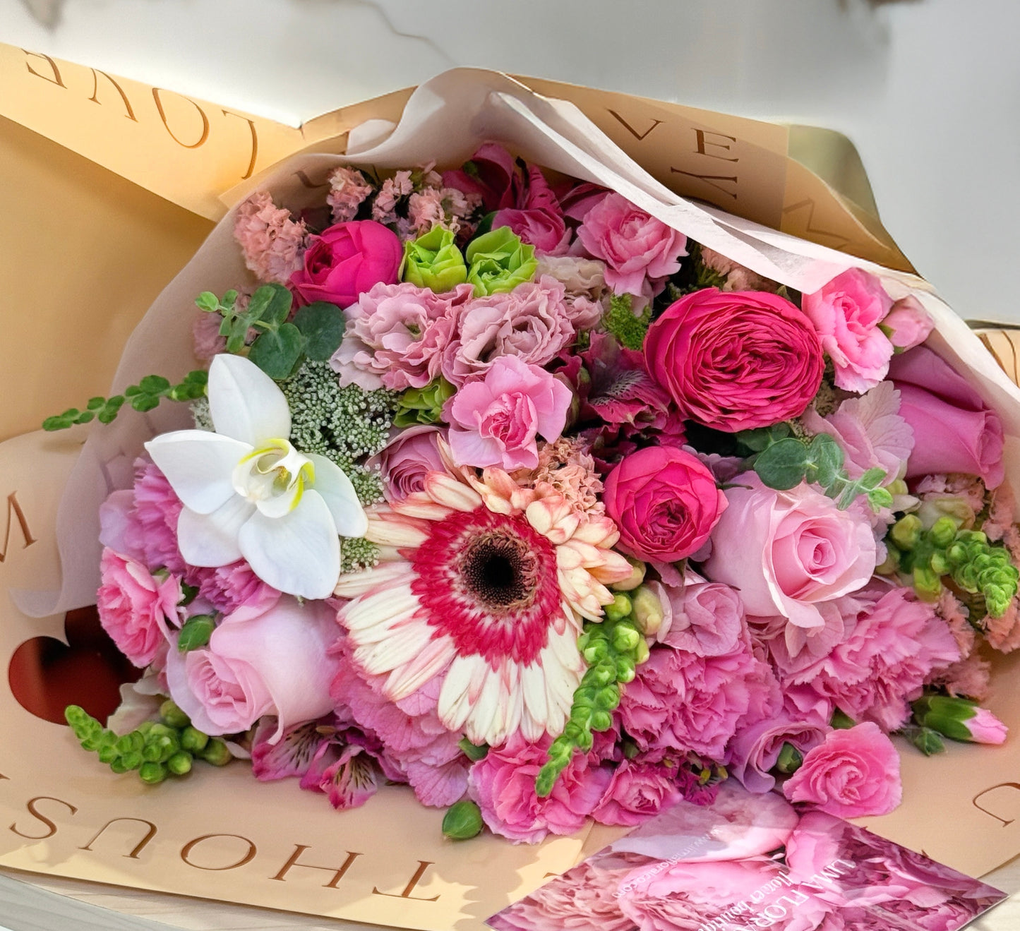 Ramo Micaela: Gerberas, rosas inglesas, lisianthus, rosas, claveles