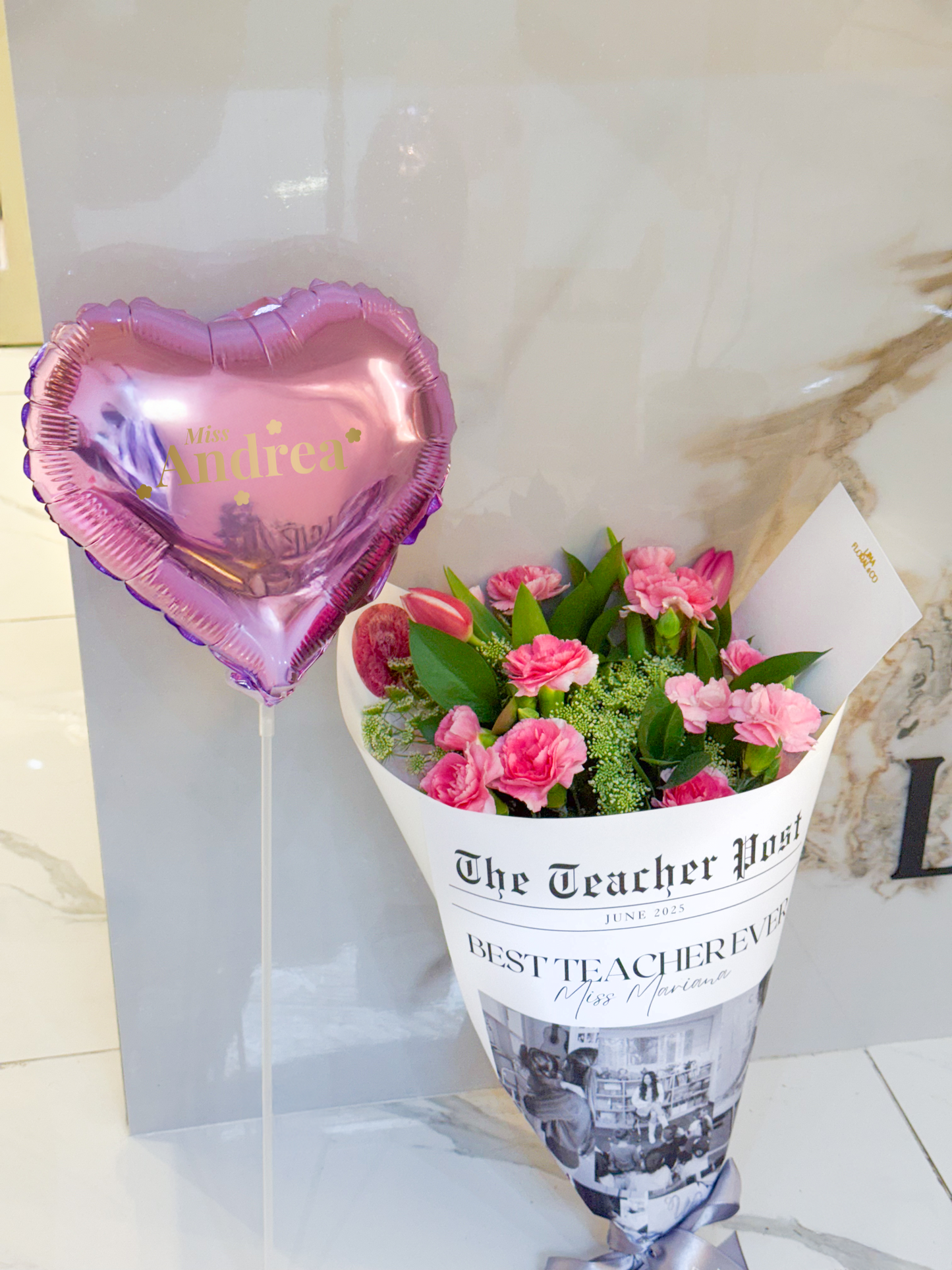 Mini claveles y 2 tulipanes - ramo newspaper día del maestro