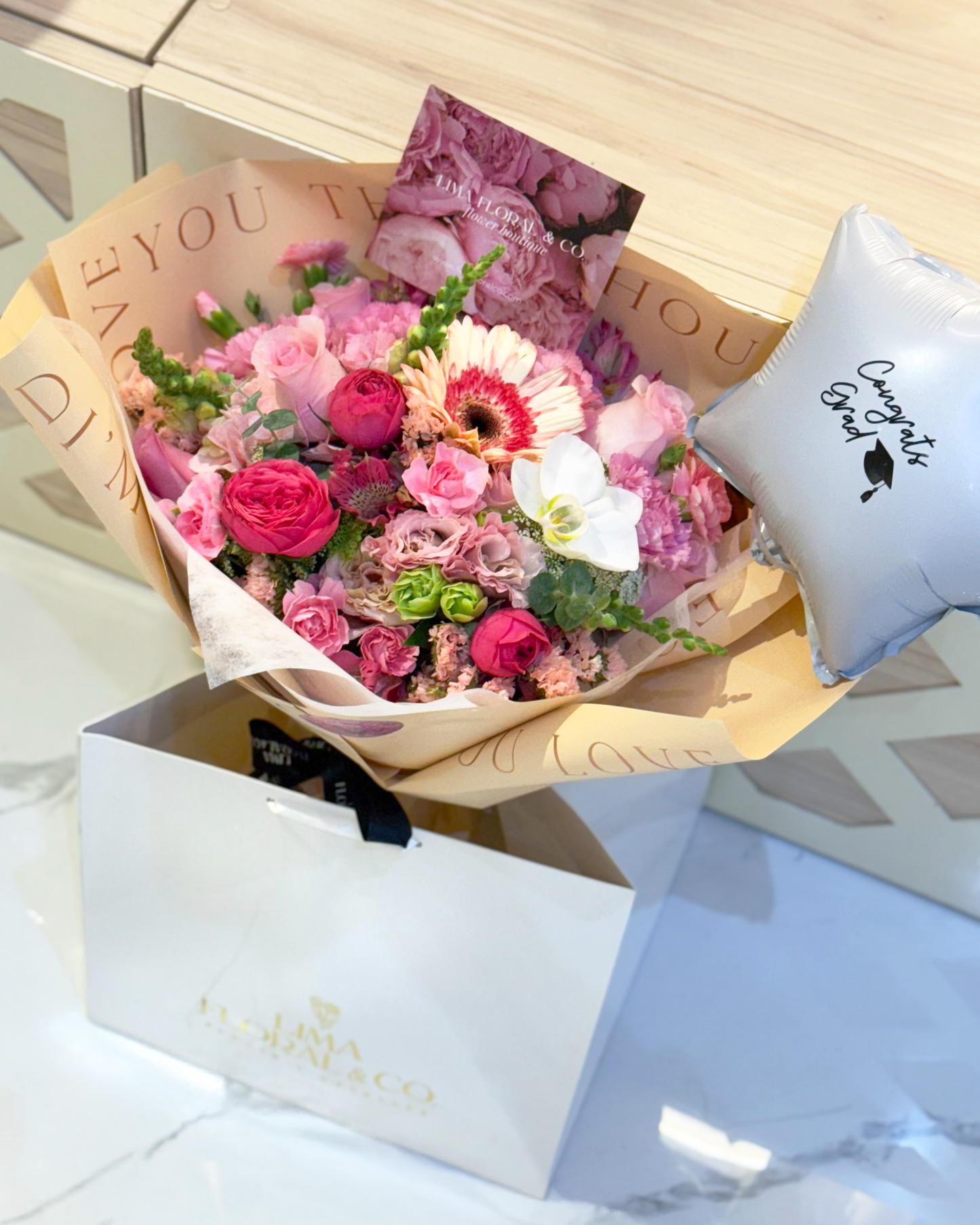 Ramo Micaela: Gerberas, rosas inglesas, lisianthus, rosas, claveles