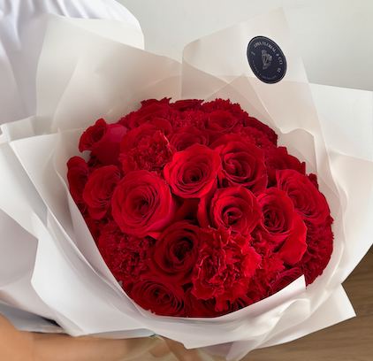 Ramo Romance: 24 Rosas y Claveles Importados