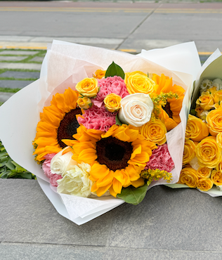 Ramo Estrella Girasoles, Claveles, Rosas