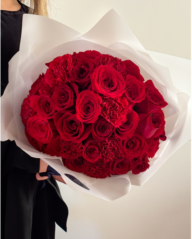 Ramo Romance: 24 Rosas y Claveles Importados