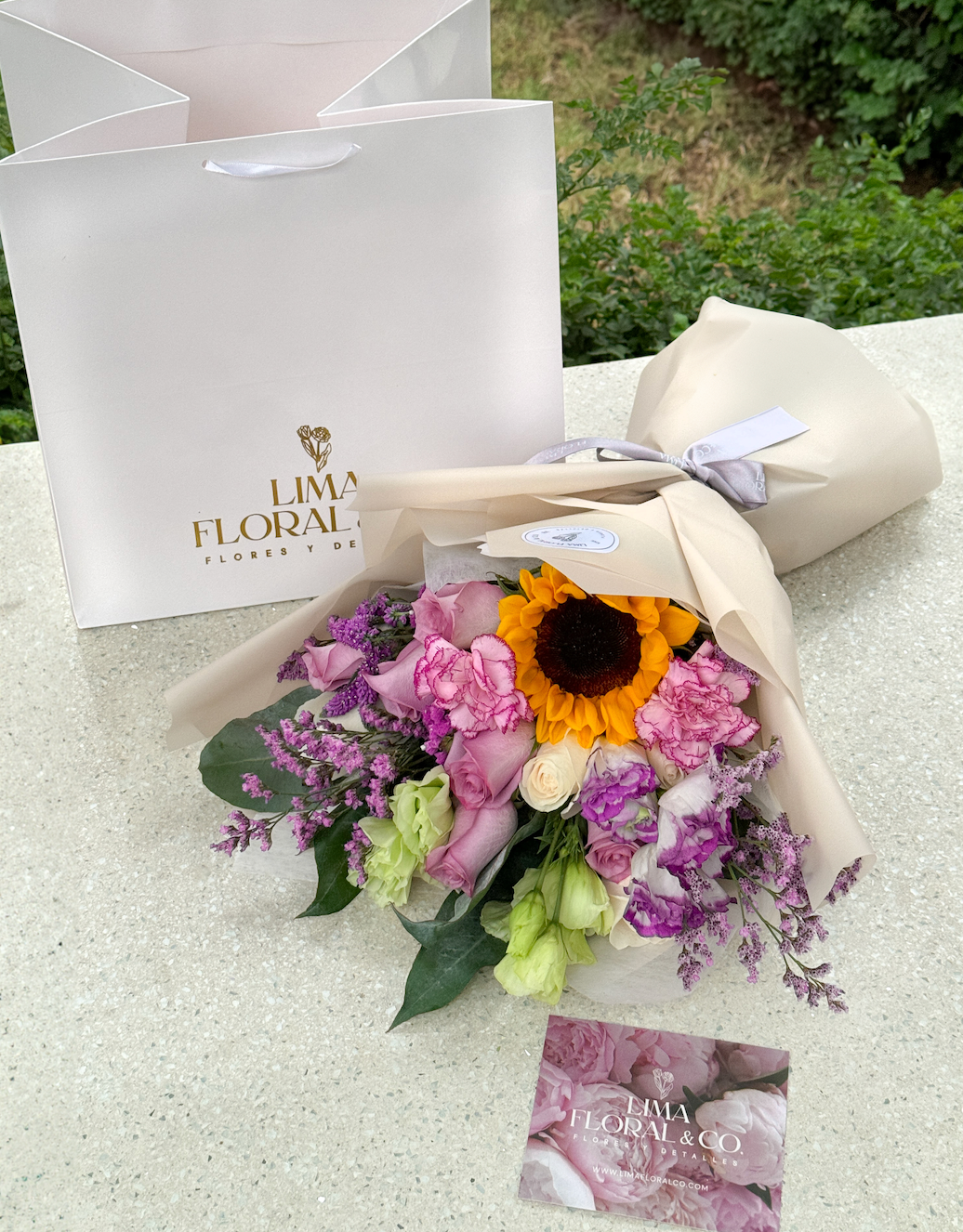 Ramo Annia: flores lila & girasoles