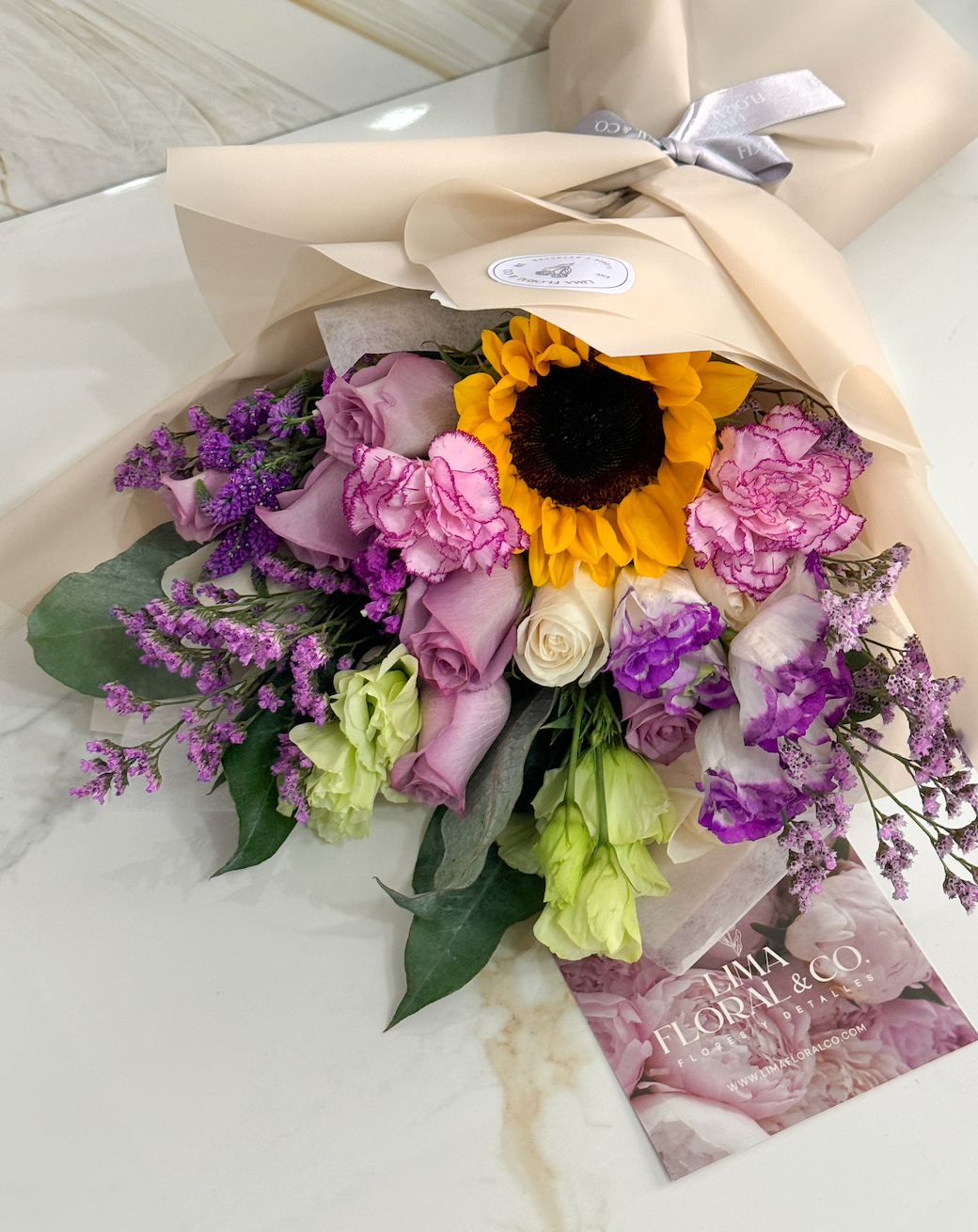 Ramo Annia: flores lila & girasoles