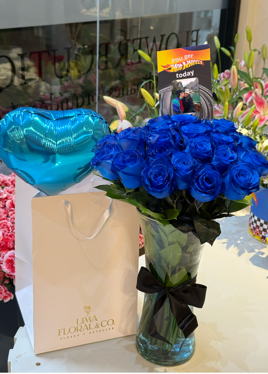 Jarron azul: 24 rosas azules