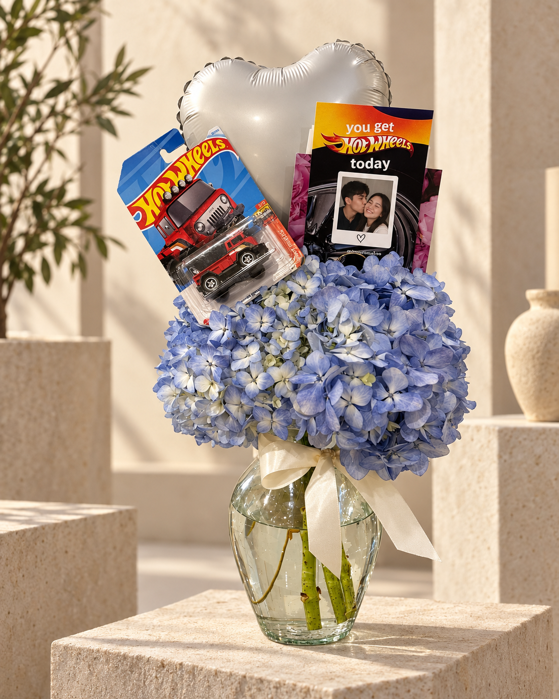 Jarrón Hortensia y Hot Wheels
