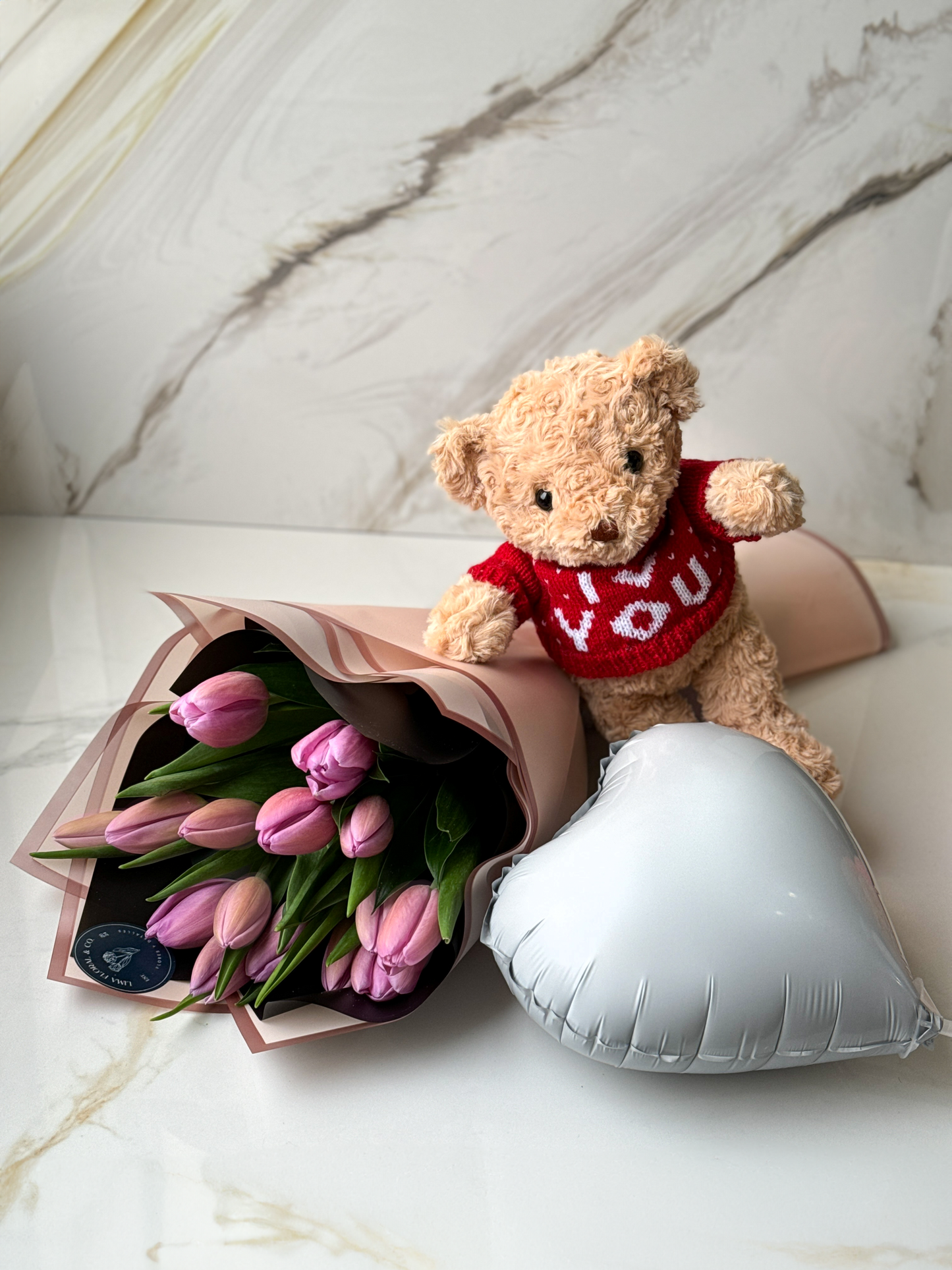 Pack Tulip Love: Ramo 15 Tulipanes Multicolor + Osito Teddy de Peluche