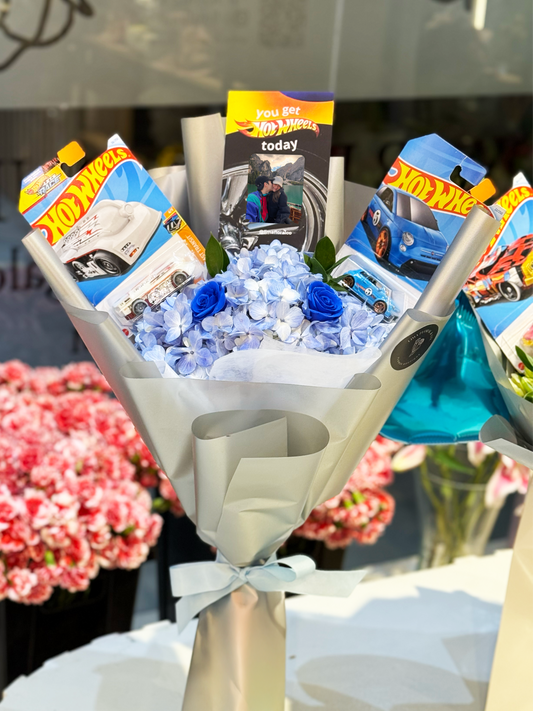 Ramo 2 hot wheels + mix flores azules - Día del Novio Hot Wheels