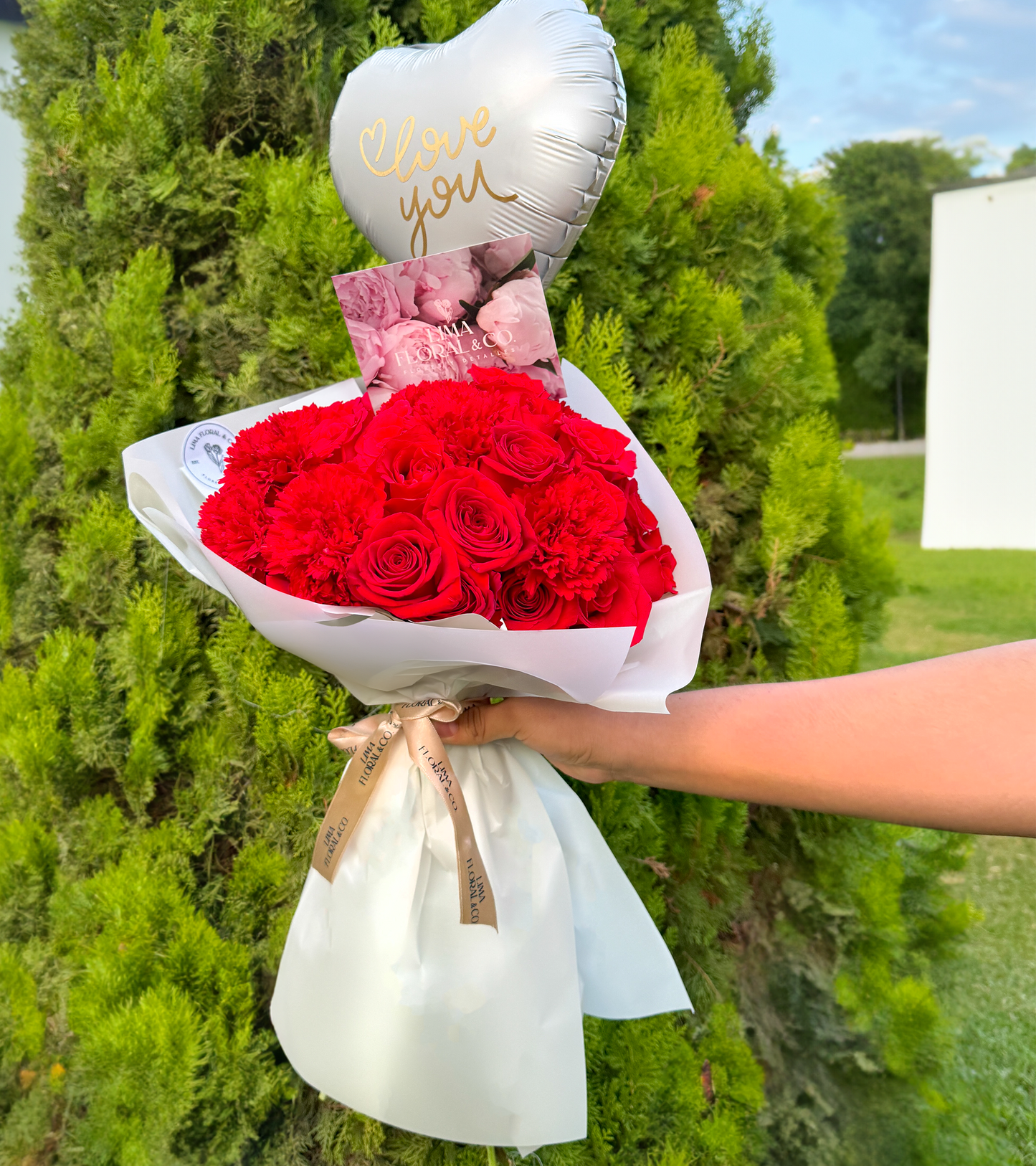 Ramo Romance: 24 Rosas y Claveles Importados