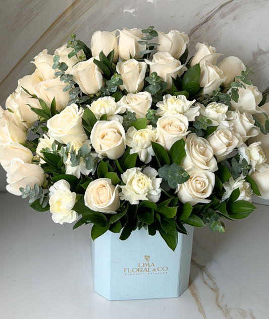 Box Blanca: rosas y claveles