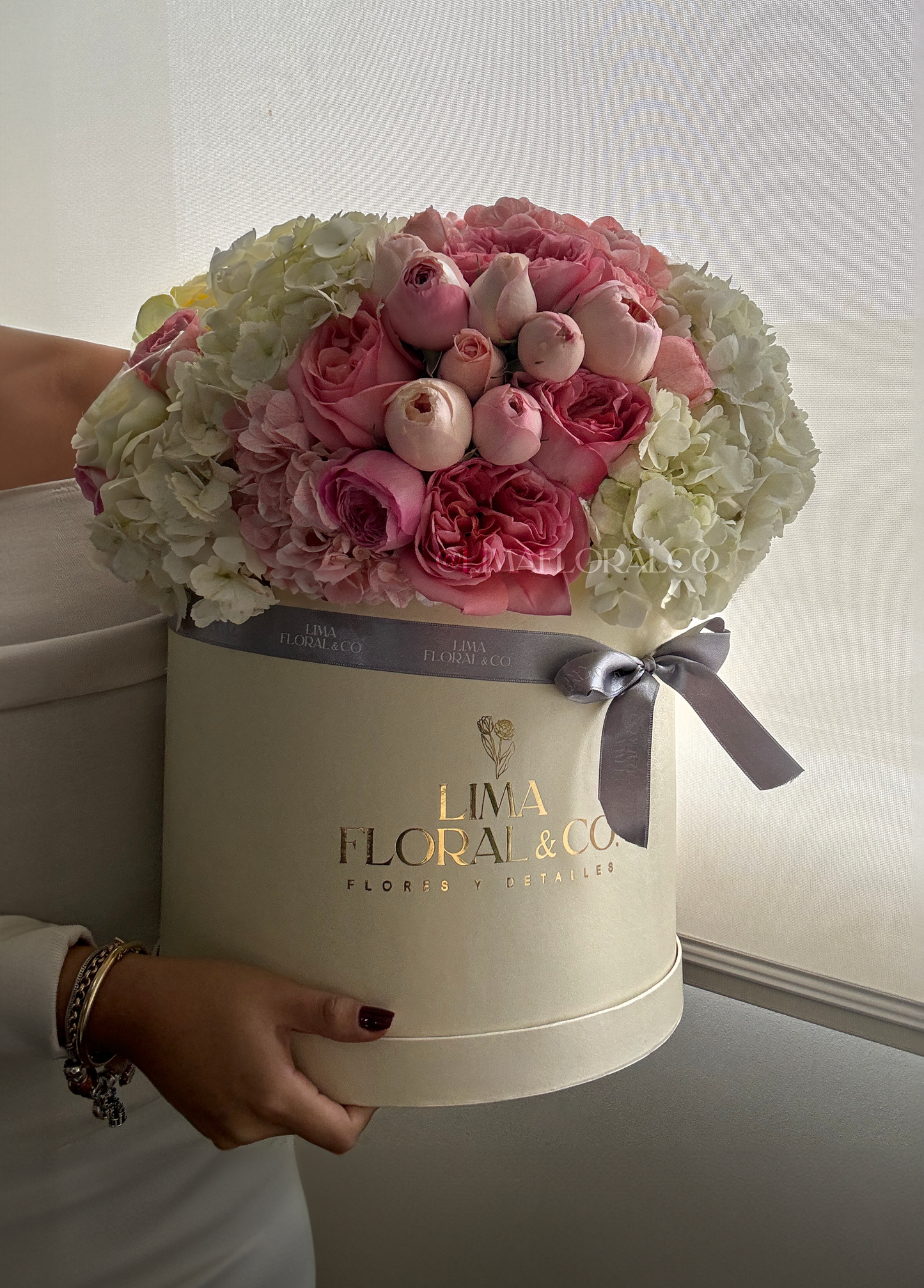 Box Juicy XL: Arreglo Premium de Hortensias, Peonias y Rosas importadas