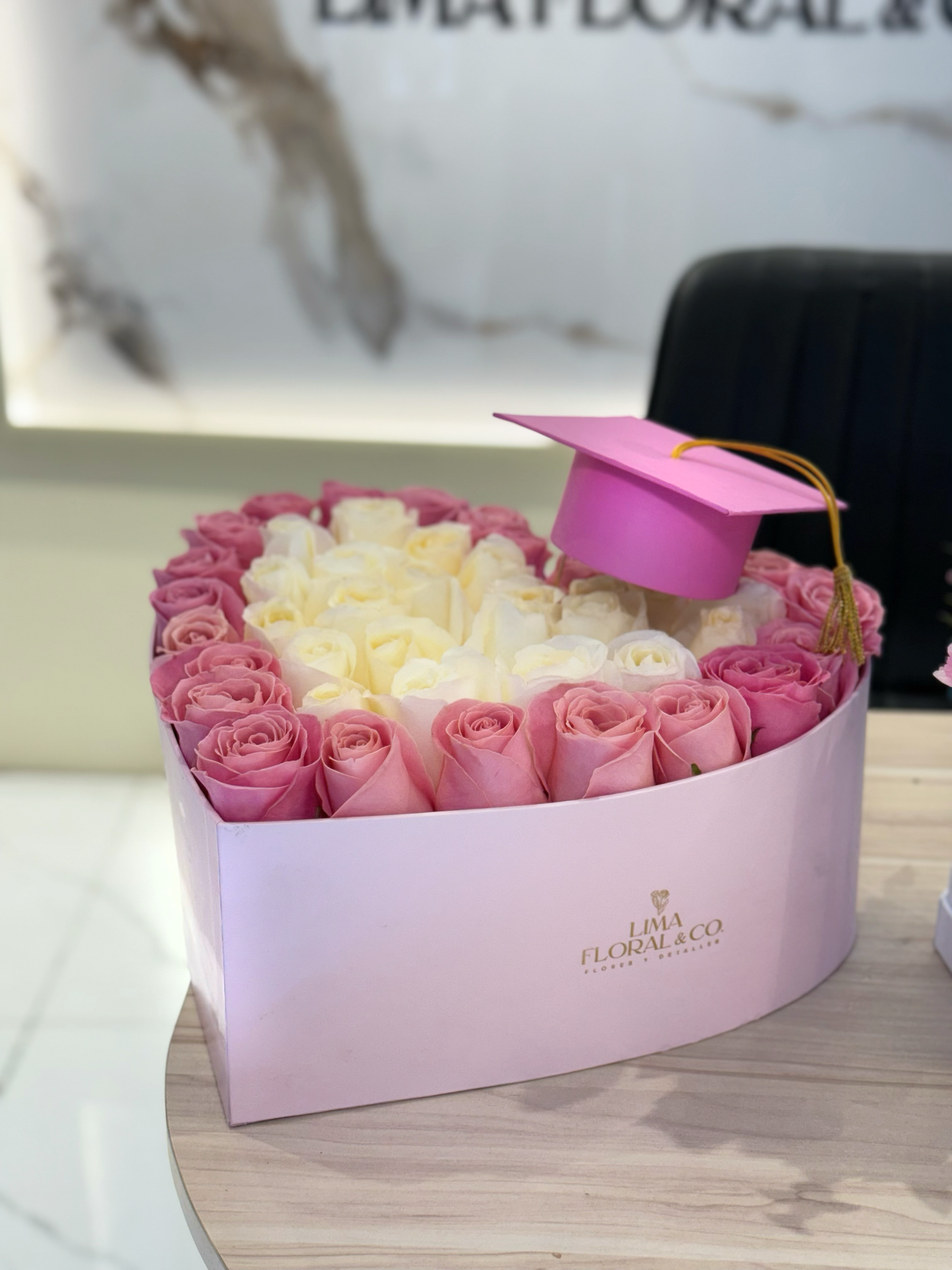 Corazon de rosas + birrete - Flores para Graduación Graduado