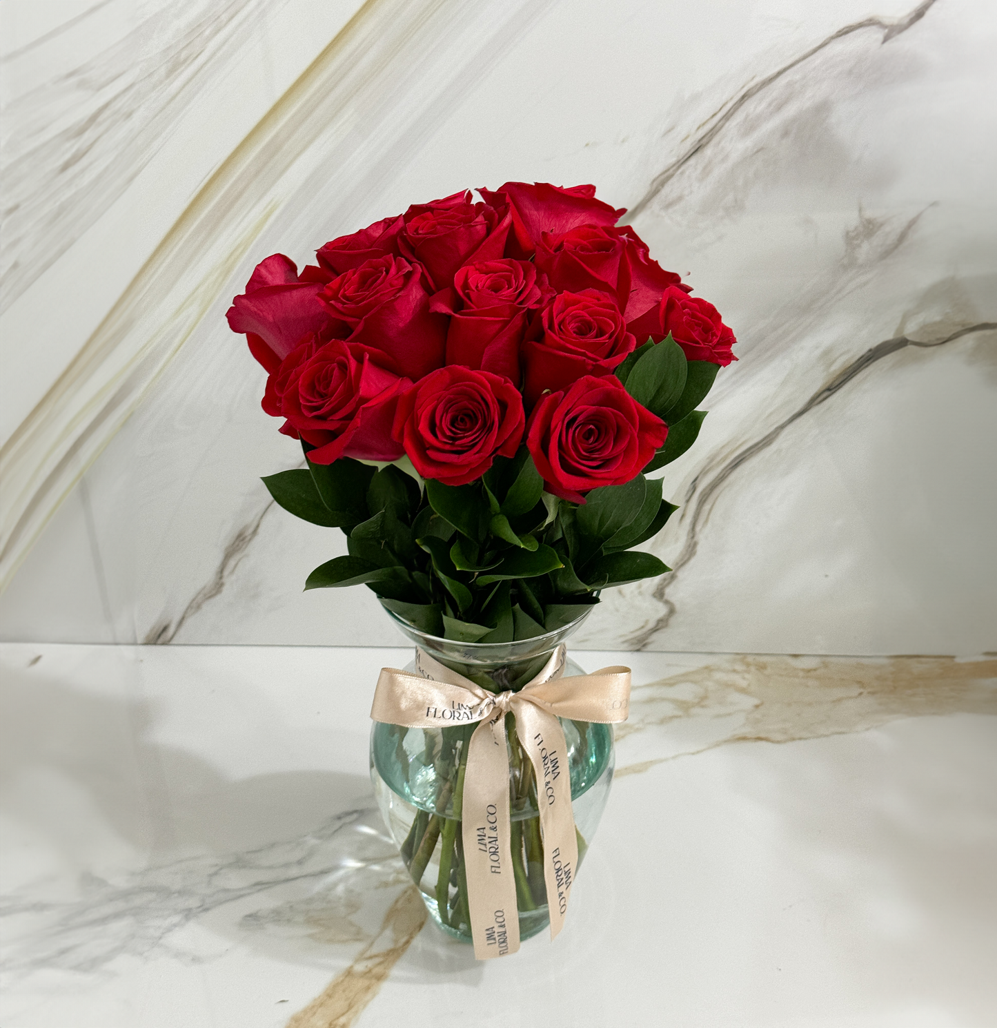 Rosas en Jarrón: 16 Rosas Rojas y Fino Follaje.