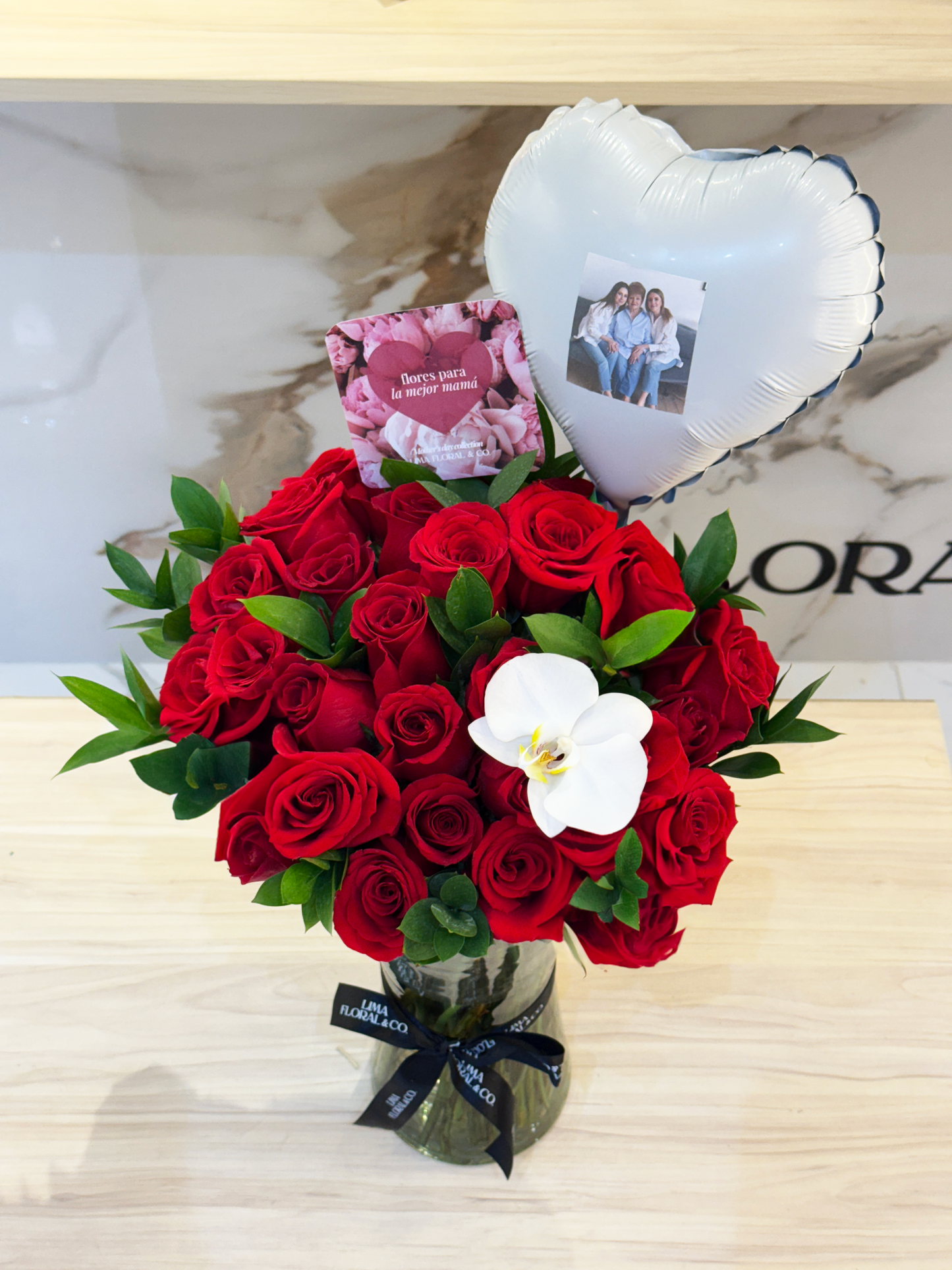 Jarrón 30 rosas y orquídea