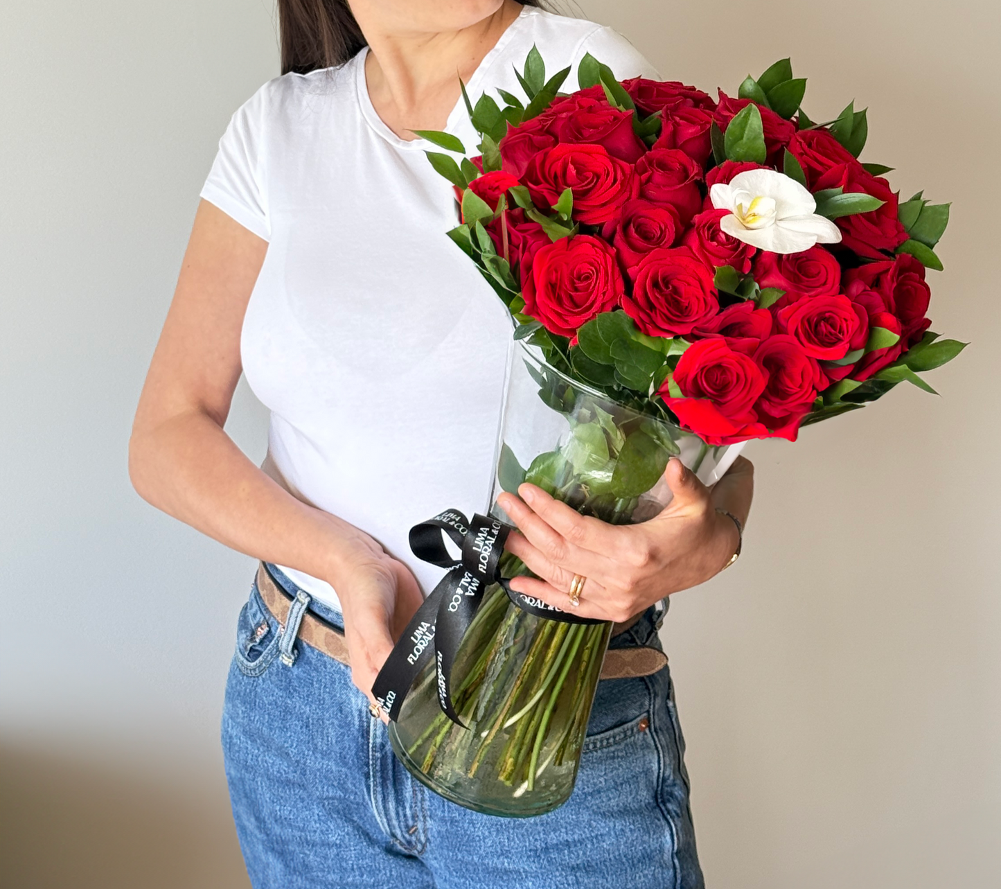 Jarrón 30 rosas y orquídea