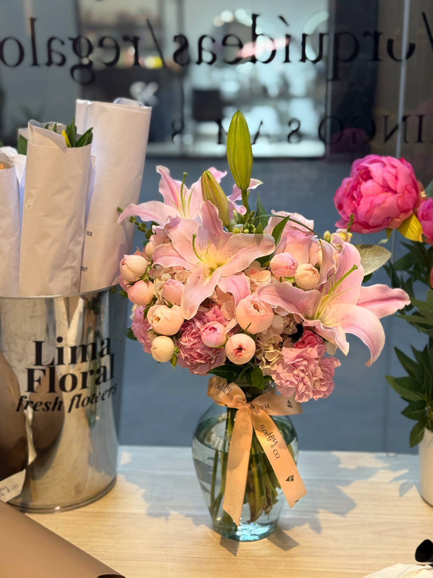 Jarrón Pink: Lirios y rosas inglesas