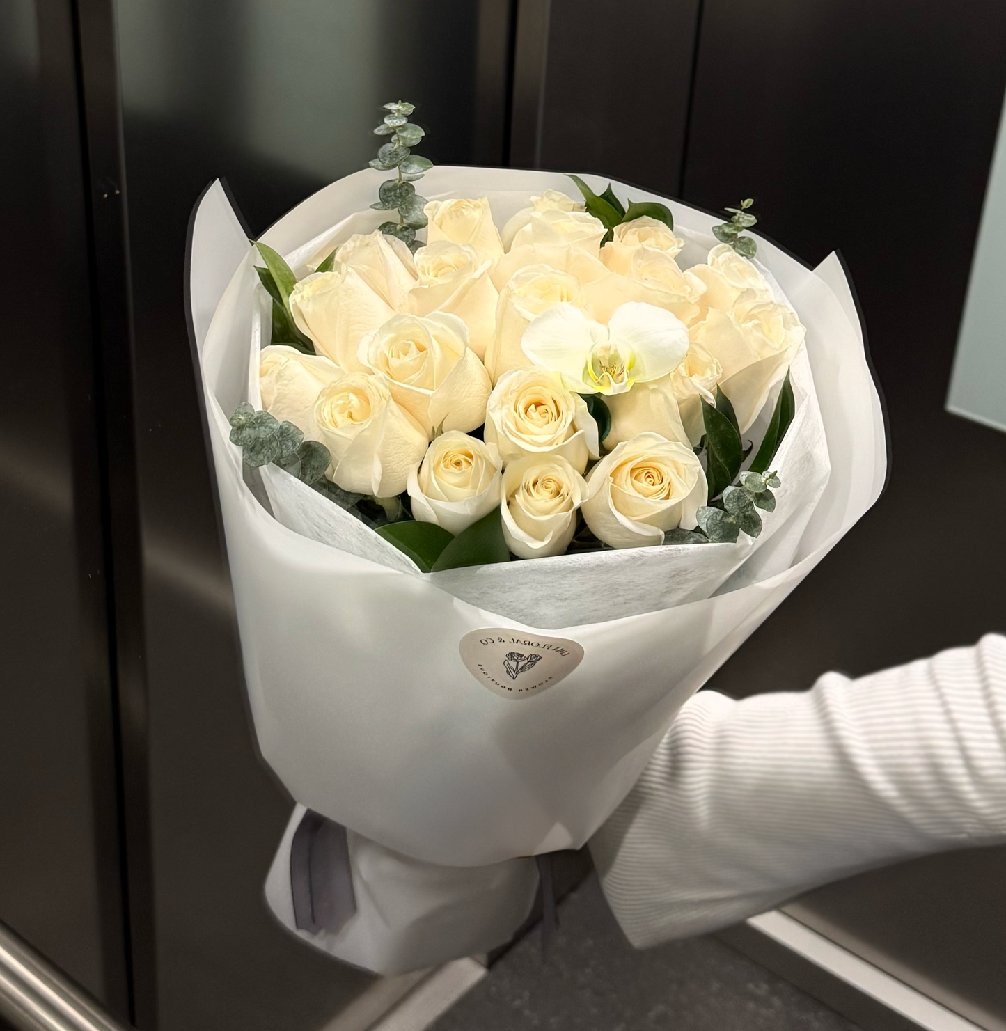 30 rosas blancas novia y orquídea - Bride to Be