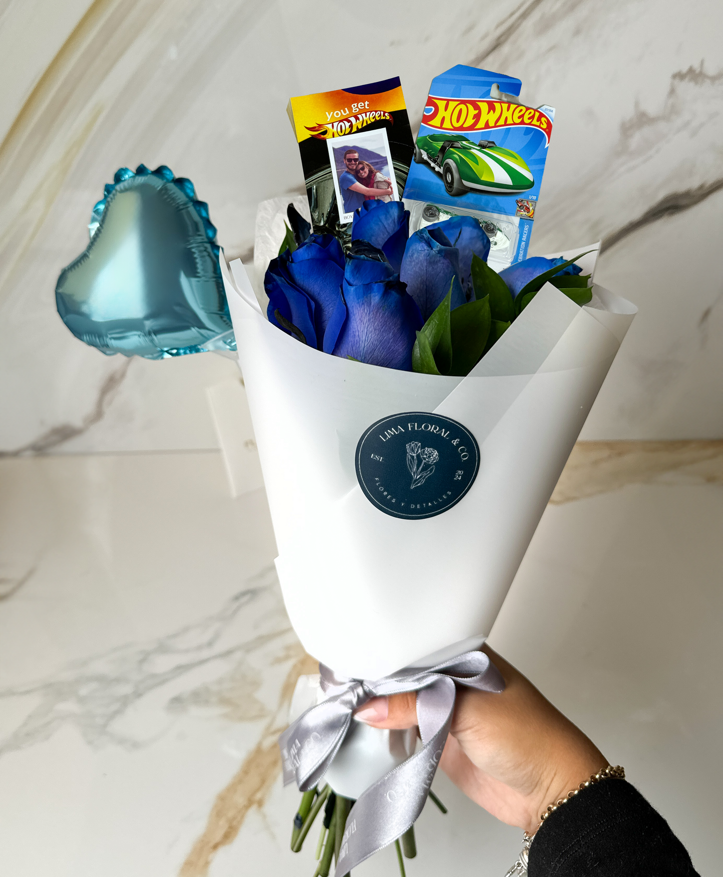 Regalo día del novio ramo de 6 rosas + carrito hot wheels