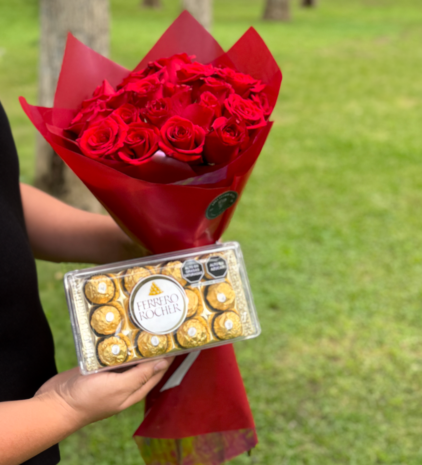 Pack Romántico: Ramo de 24 Rosas y Caja de Regalo Chocolates Ferrero Rocher