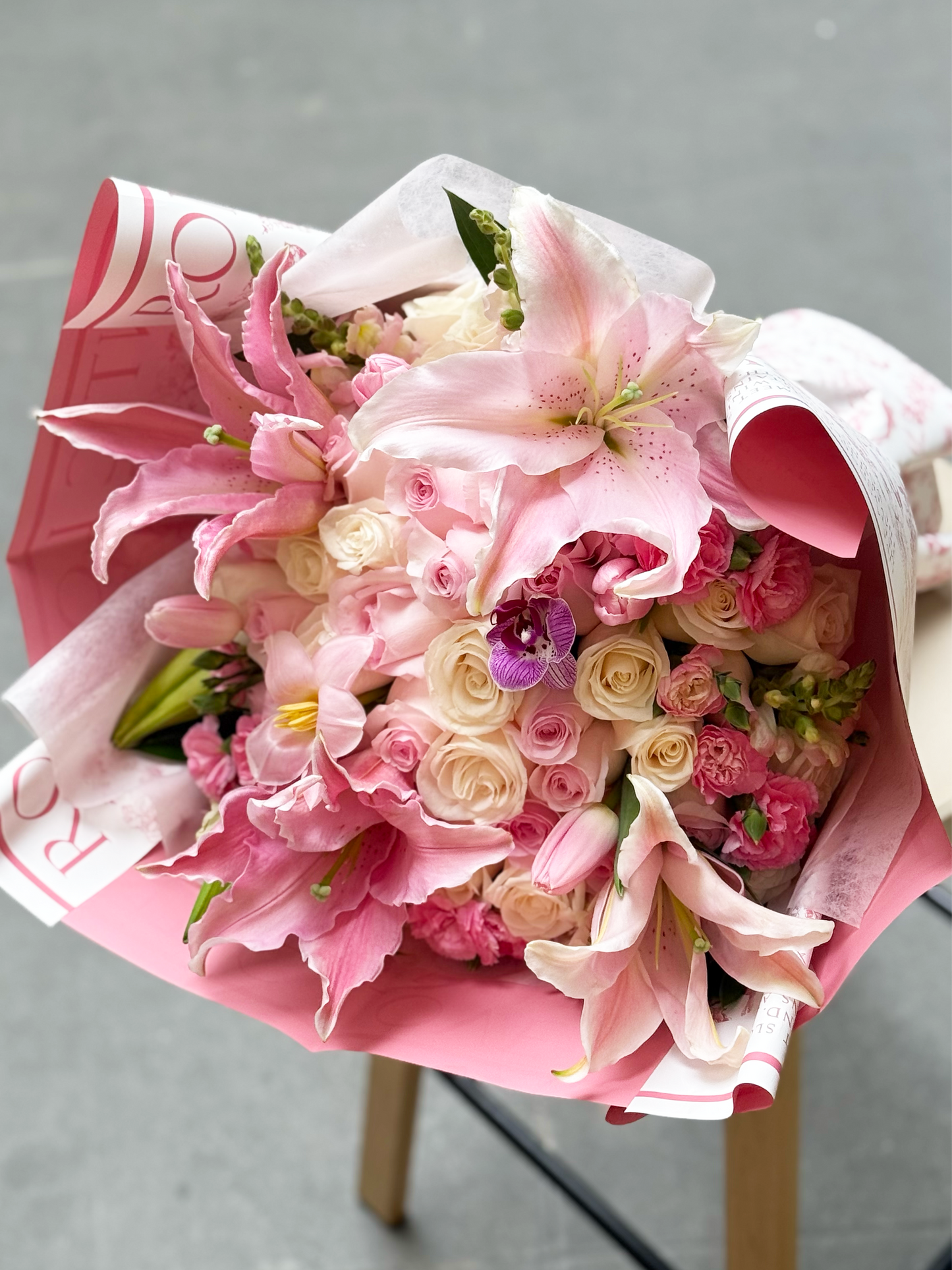 Ramo Olivia : extra grande lirios, rosas y tulipanes