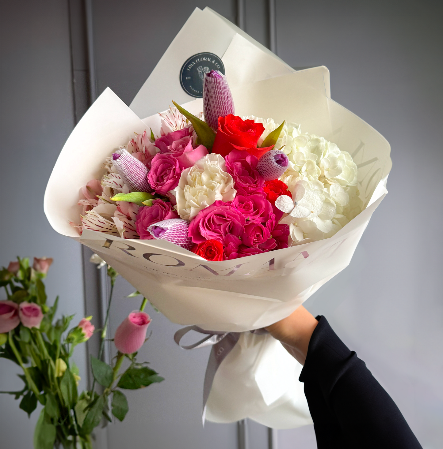 Ramo Primaveral: Tulipanes, Hortensias, Claveles, Astromelias y Rosas