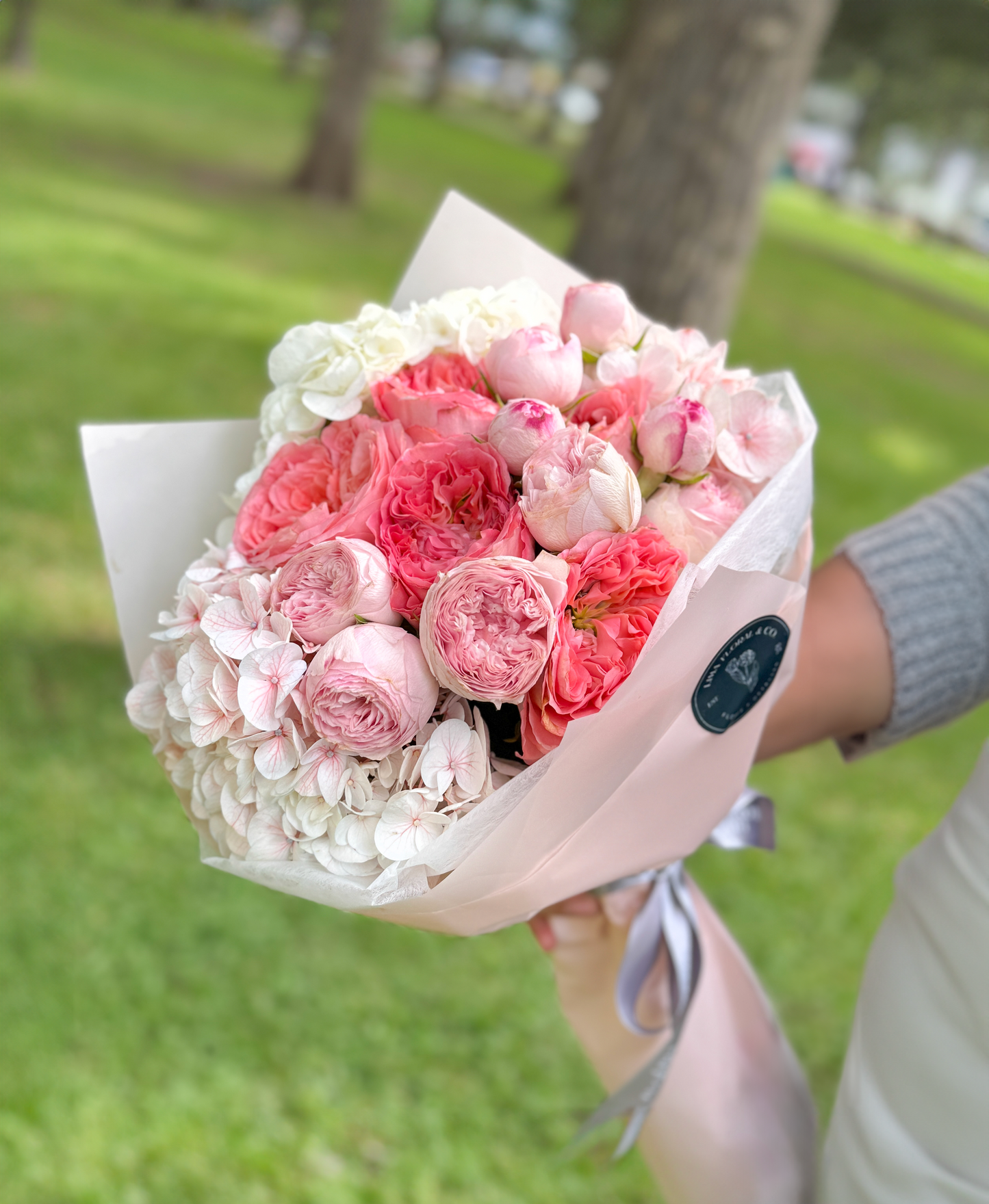 Ramo Rosado: Mix de Rosas Premium y Hortensias