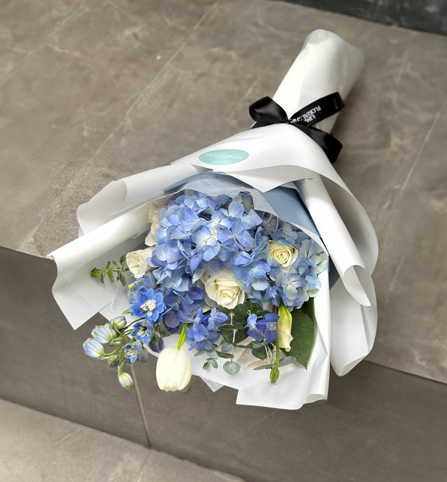 Ramo Zafiro: hortensias, rosas, tulipán