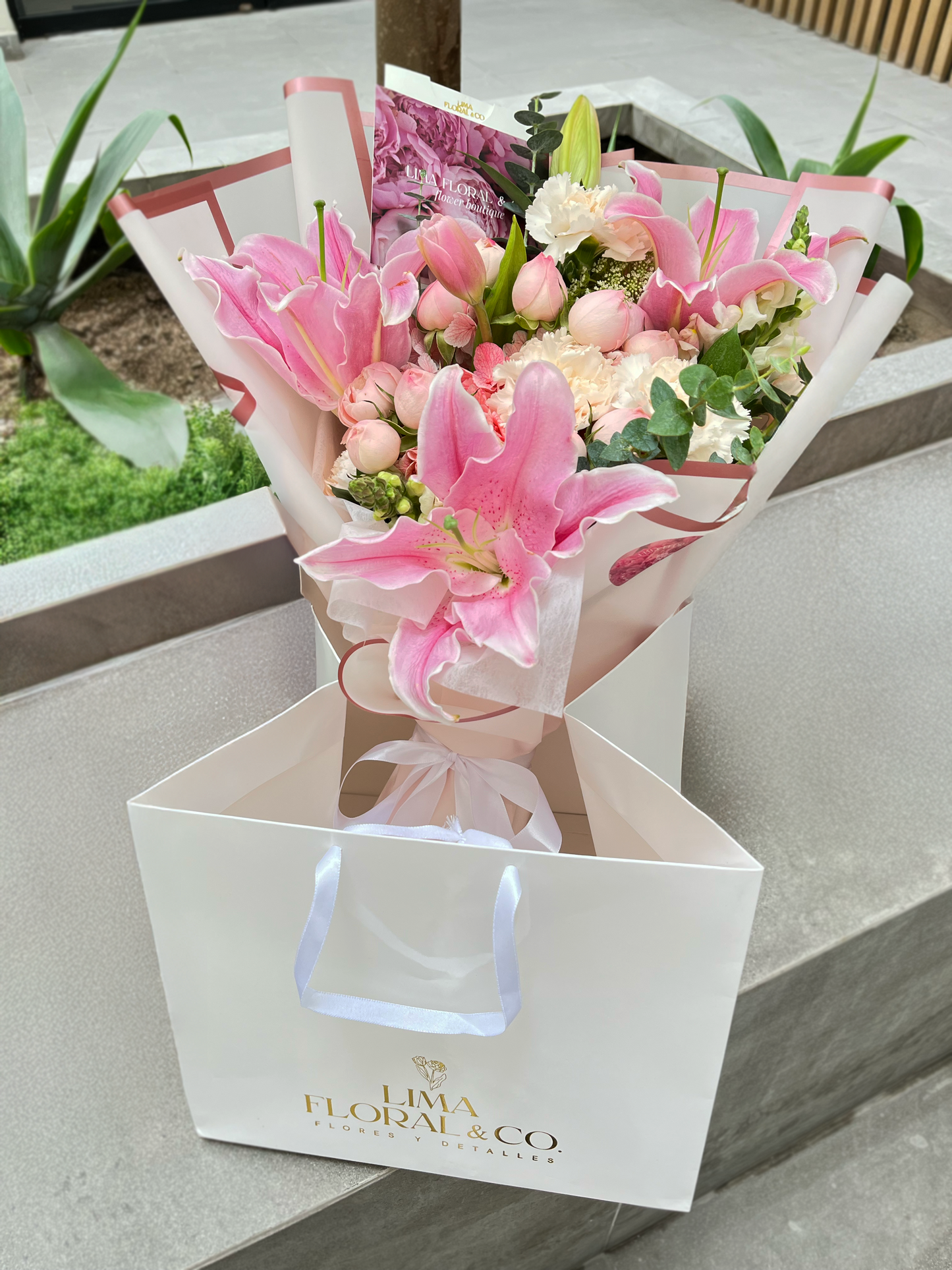 Ramo Pink: lirios rosa, tulipan y mini peonias rosas inglesas