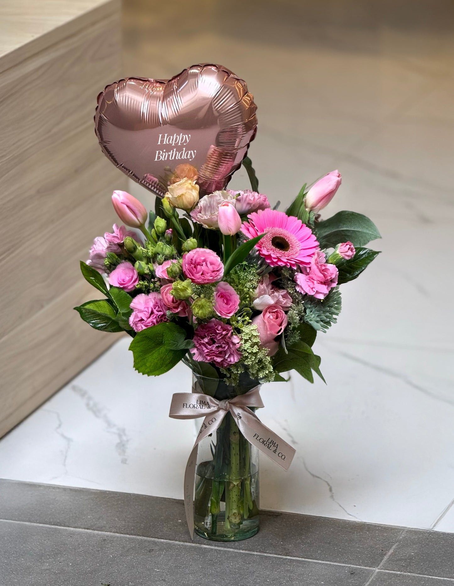 Jarrón Kiara: tulipanes rosados, gerbera, lisianthus