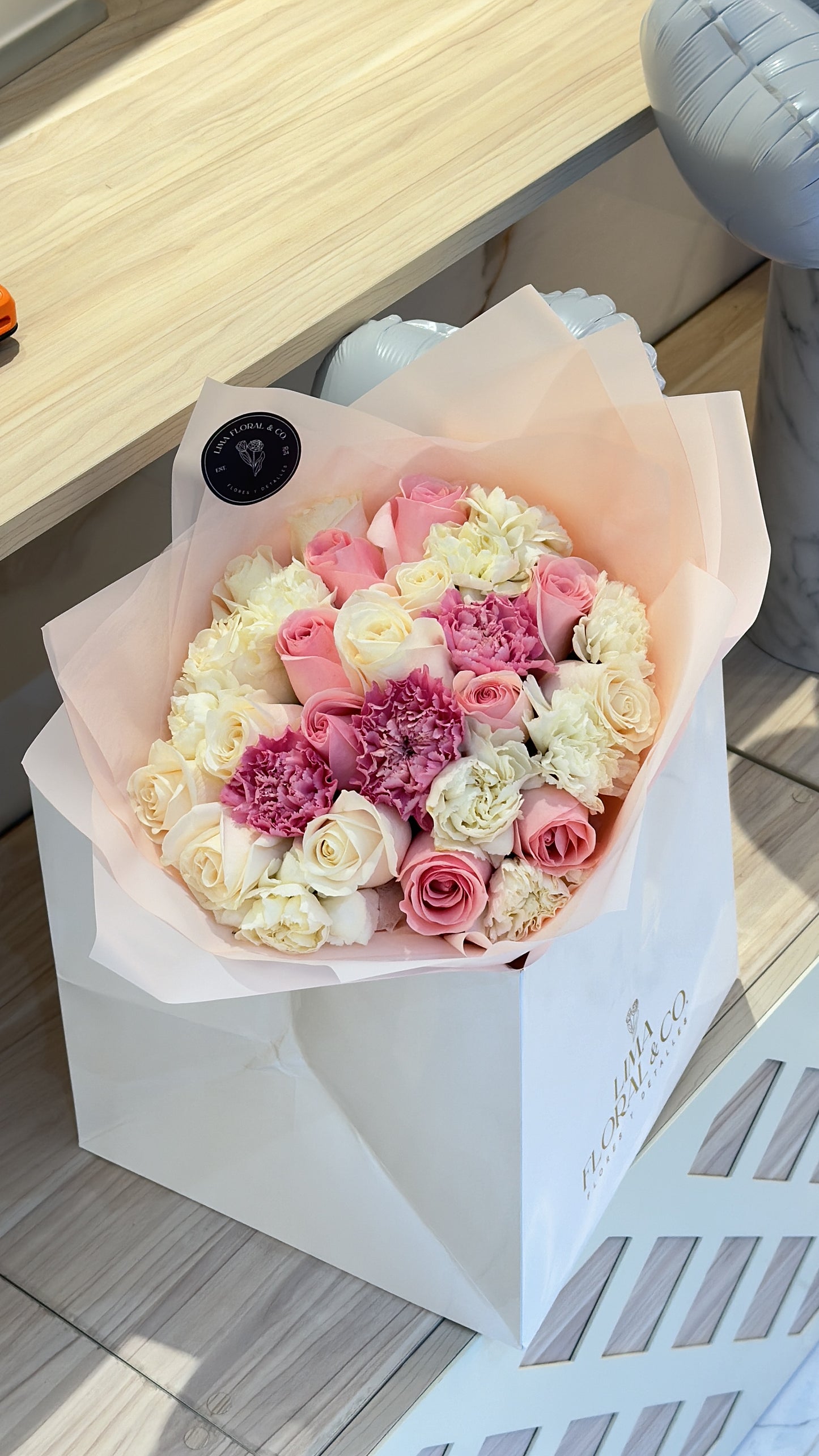Ramo Elena: Rosas y Claveles