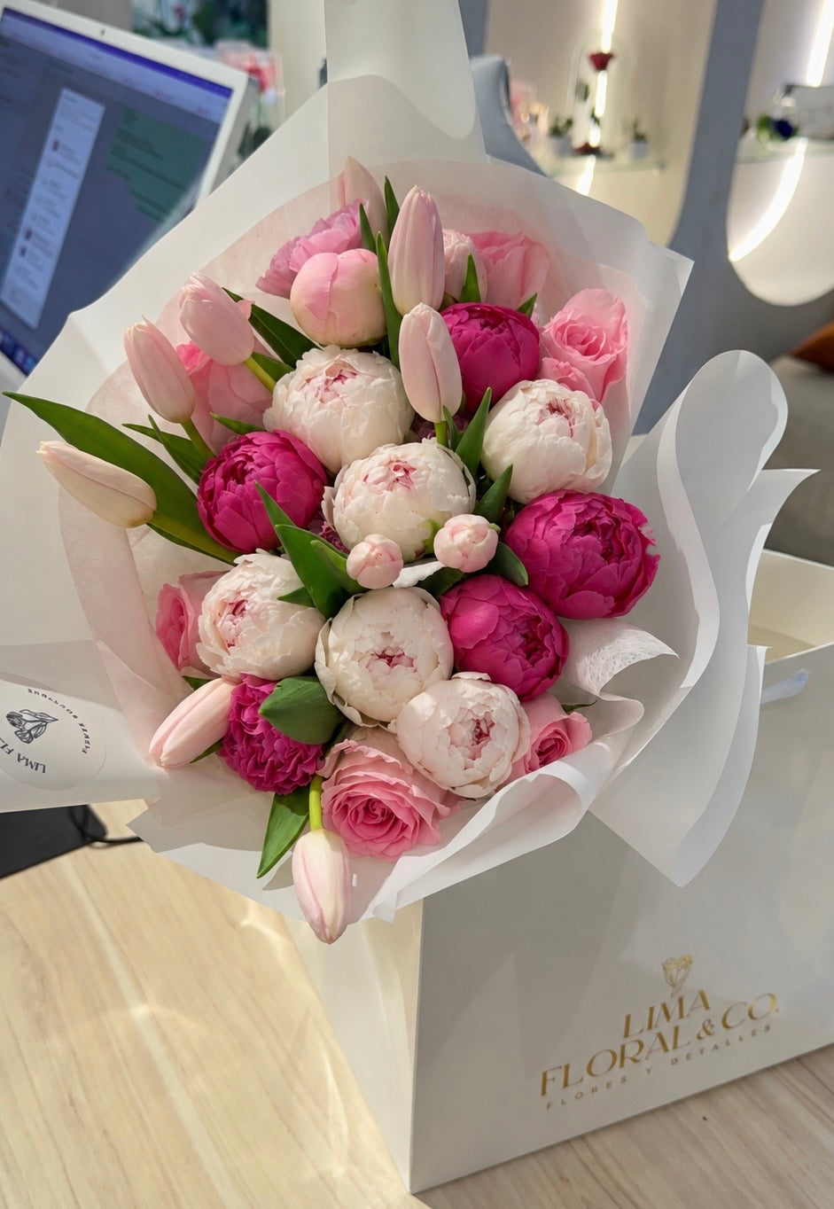 Tulipanes y peonias