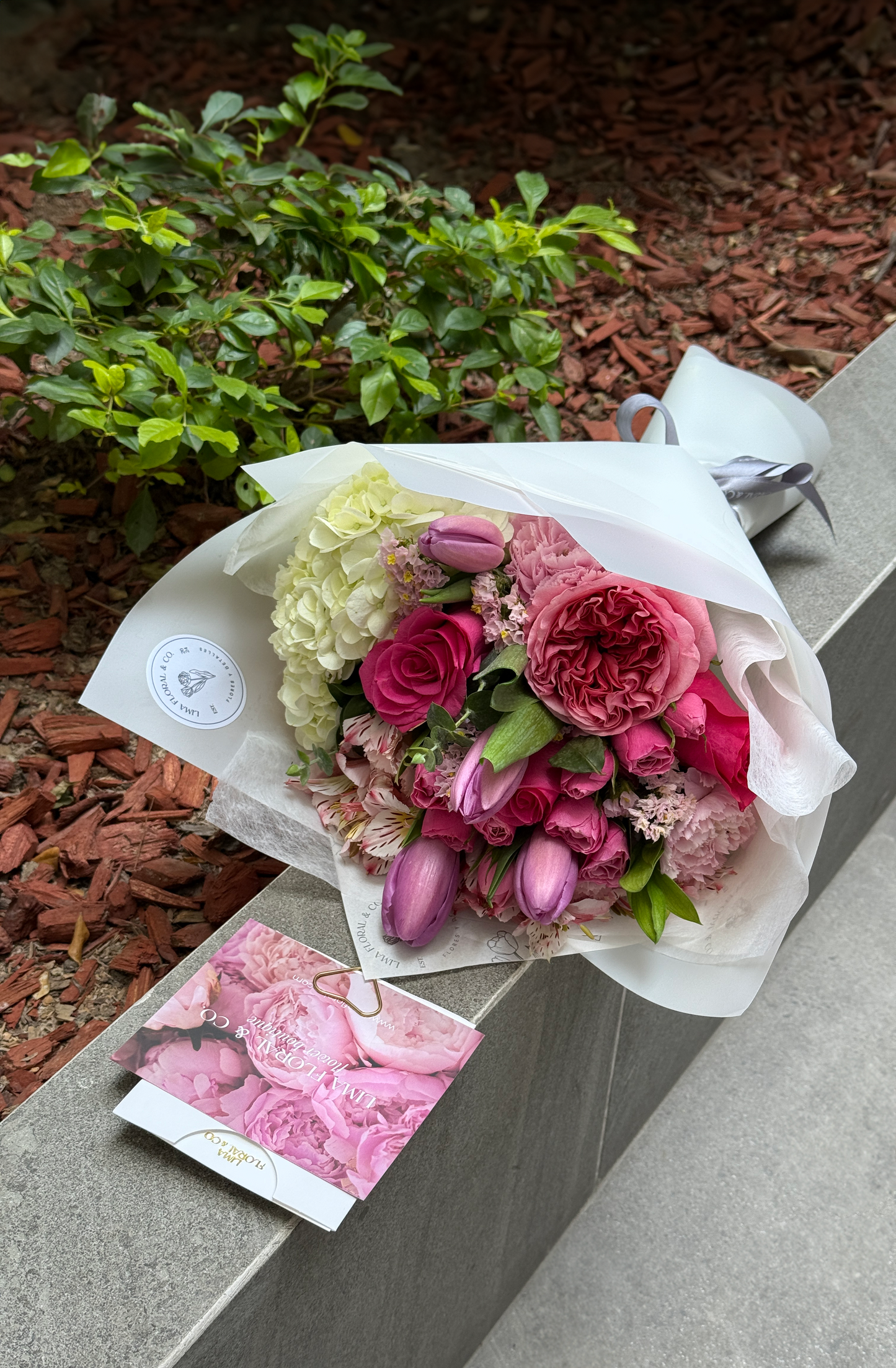 Ramo Primaveral: Tulipanes, Hortensias, Claveles, Astromelias y Rosas