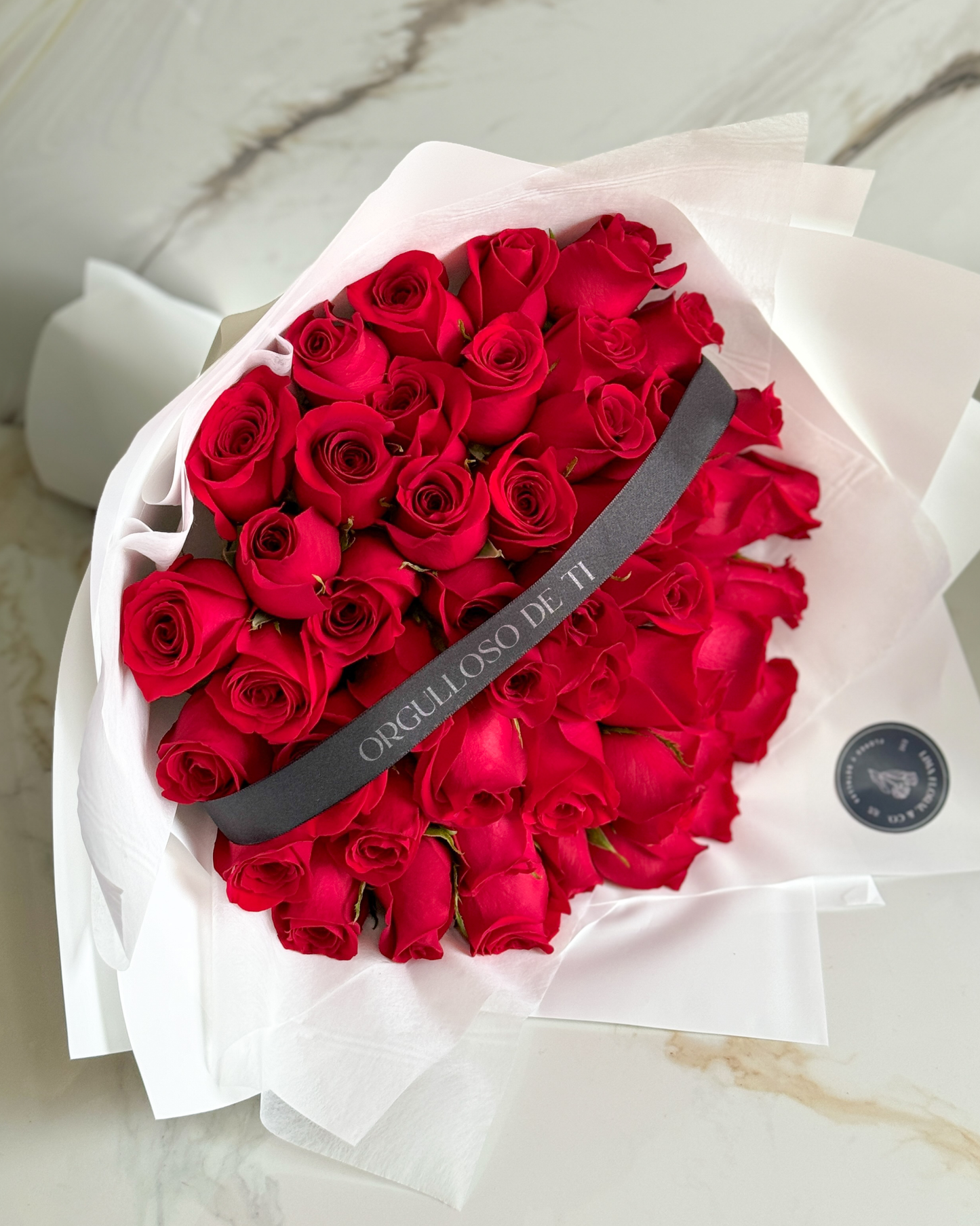 Ramo 50 rosas con cinta personalizada para graduación