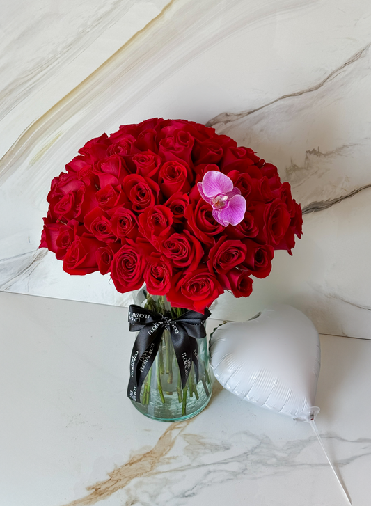Jarrón love: 60 rosas premium
