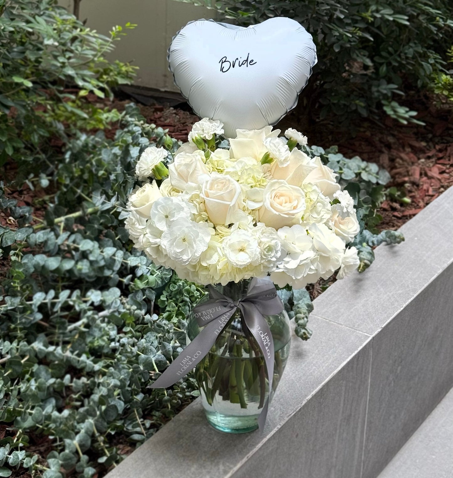 Jarrón white: rosas blancas