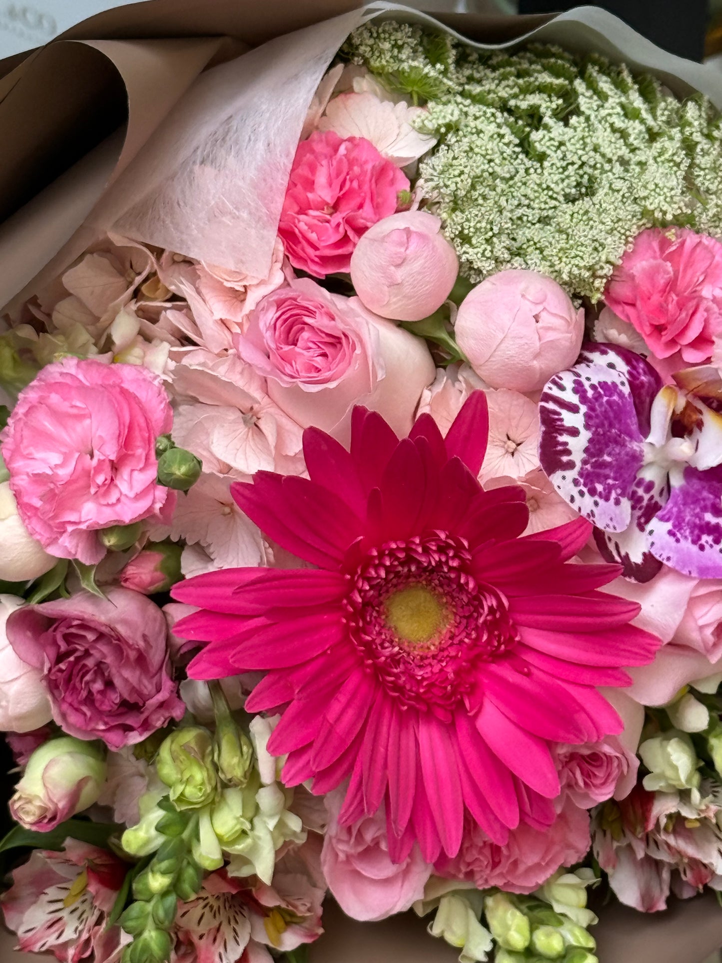 Ramo Micaela: Gerberas, rosas inglesas, lisianthus, rosas, claveles