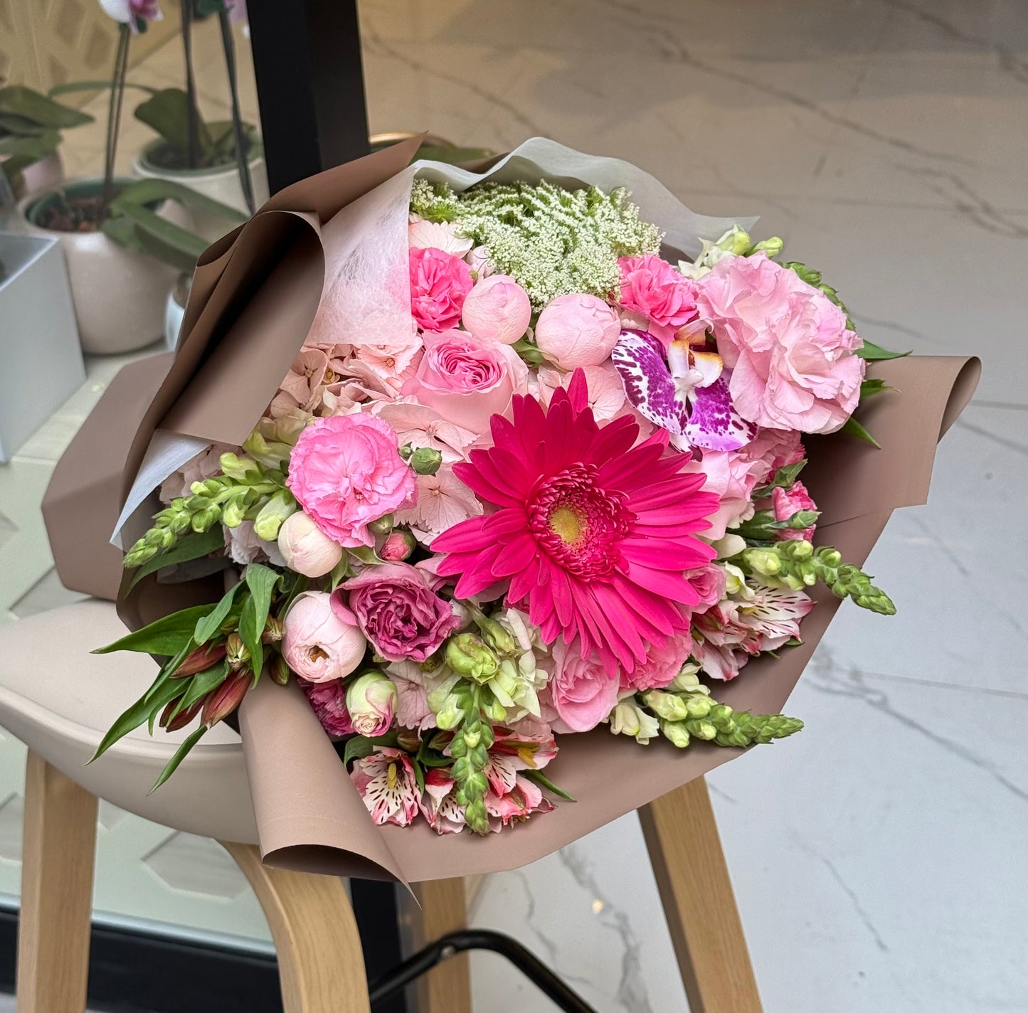 Ramo Micaela: Gerberas, rosas inglesas, lisianthus, rosas, claveles