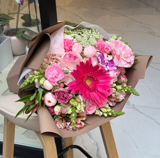 Ramo Micaela: Gerberas, rosas inglesas, lisianthus, rosas, claveles