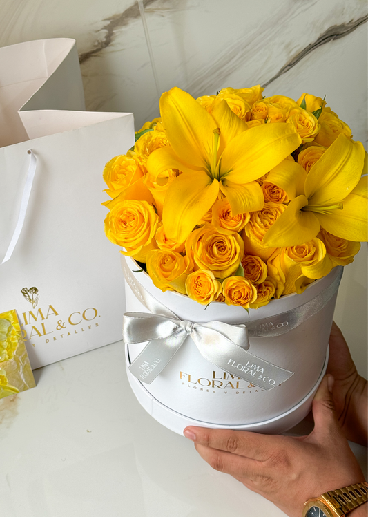 Box Rosas Brillantes Mini Rosas y Lirios Amarillos Premium - Flores Amarillas