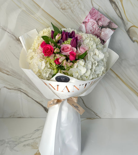 Ramo Emilia: Mini Rosas, Tulipanes & Flores Premium