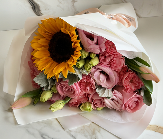 Ramo Bonita: tulipanes, girasol y lisianthus