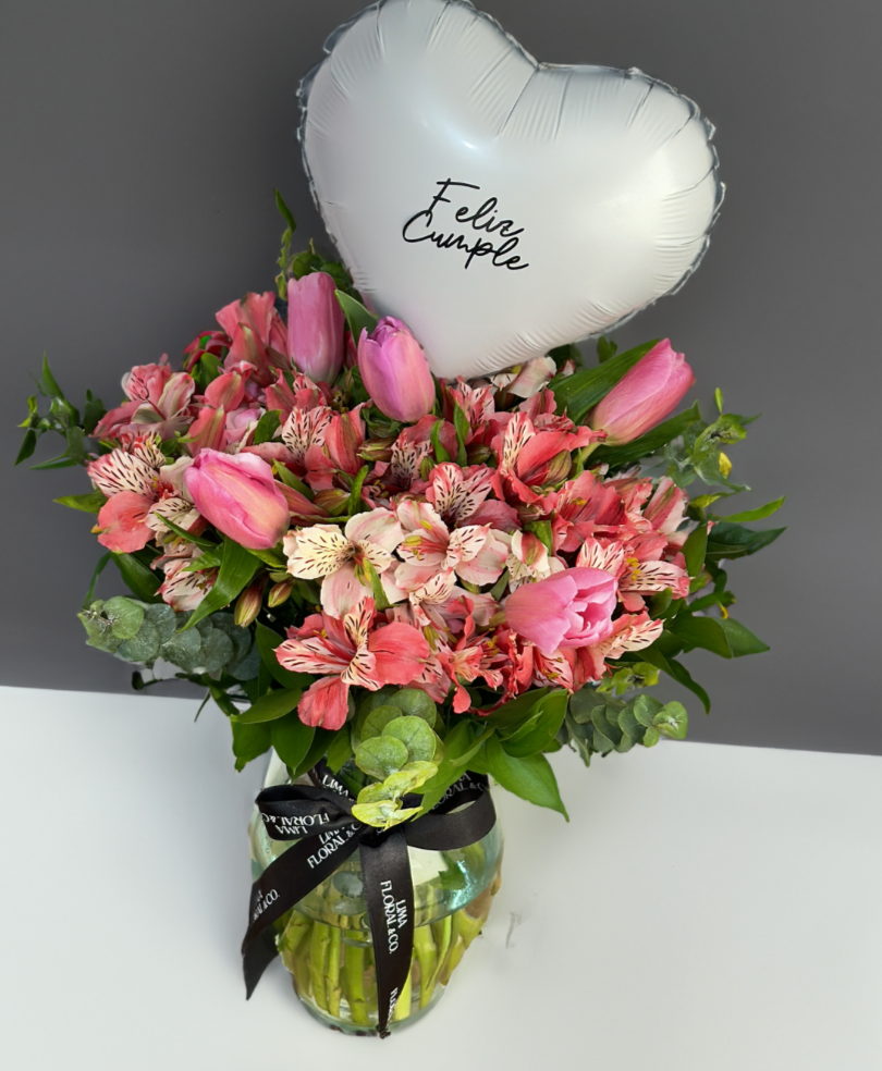 Jarrón Mery: tulipanes y astromelias