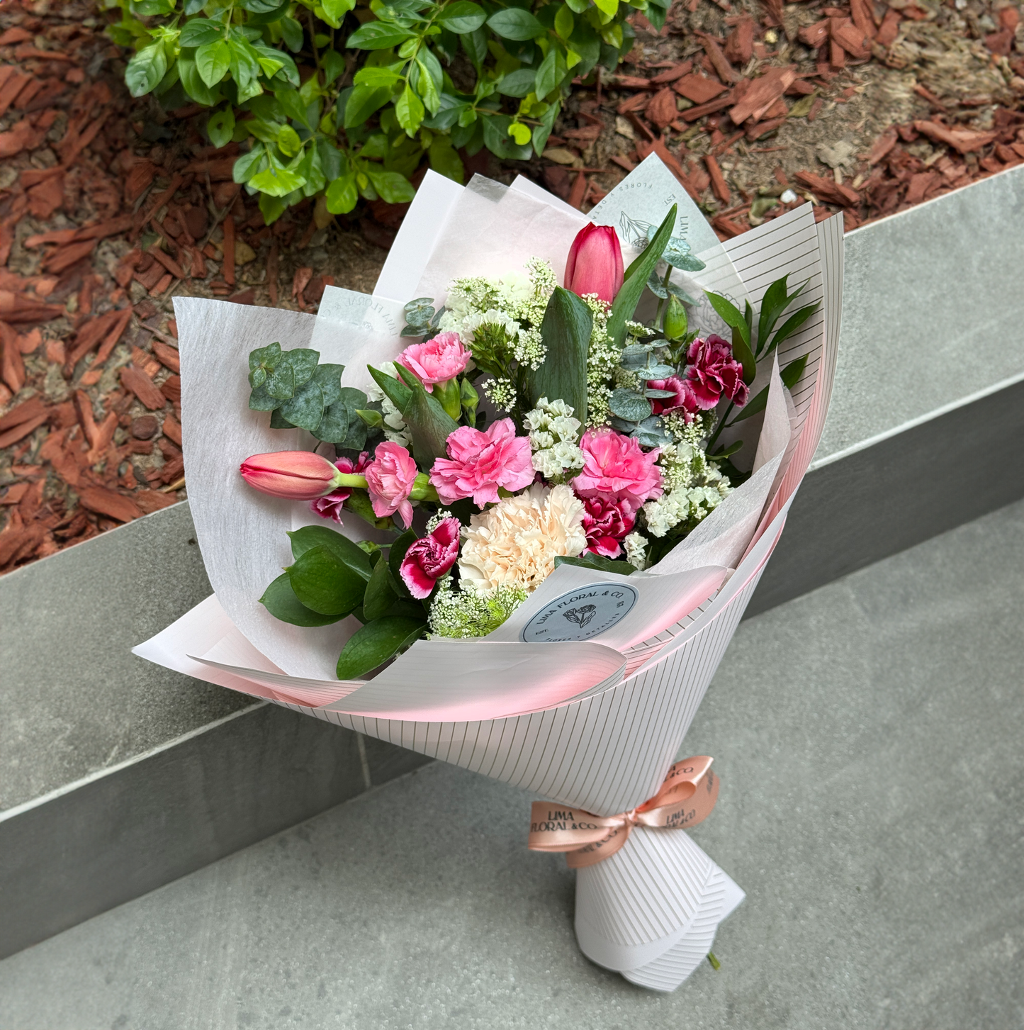Ramo Tulip: Mix de flores y 2 tulipanes