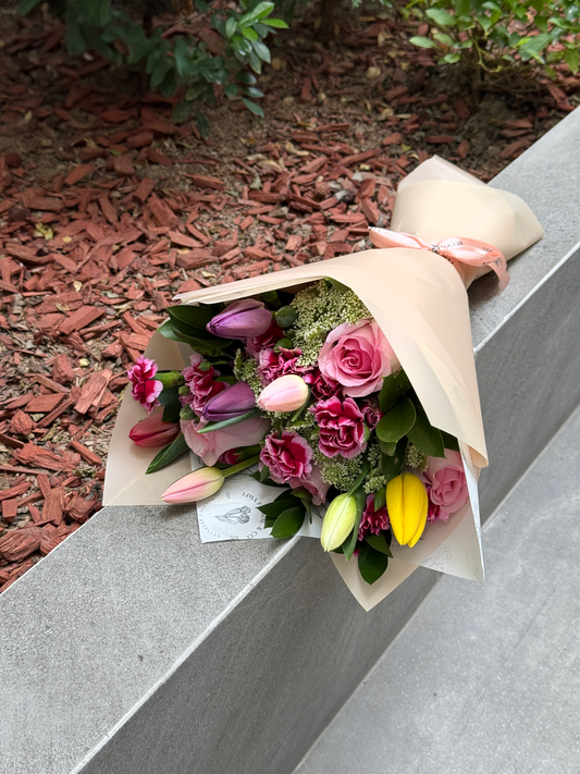 Ramo Sara: tulipanes y mini rosas