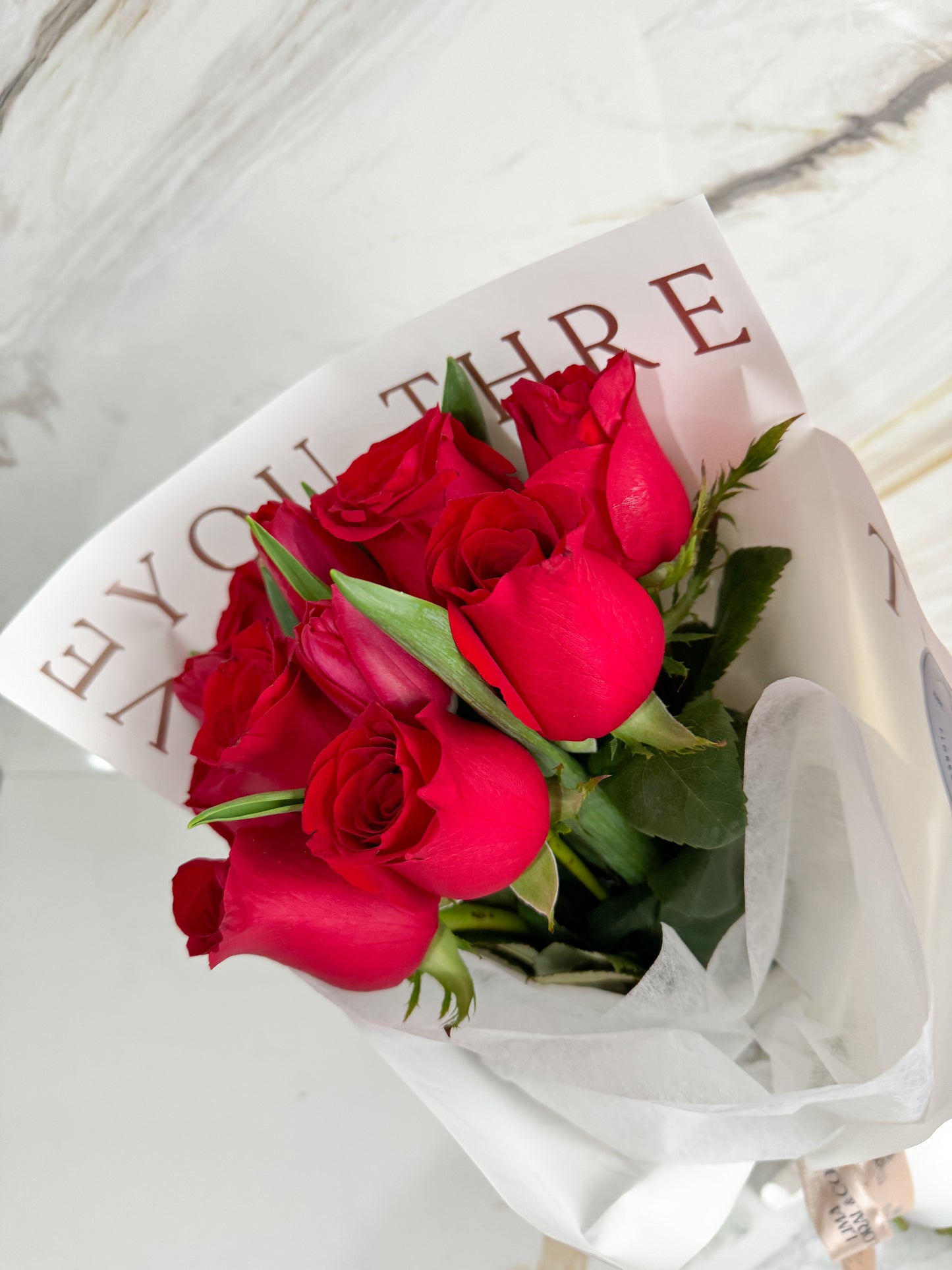 Ramo Ruby: Rosas rojas y Tulipanes multicolor