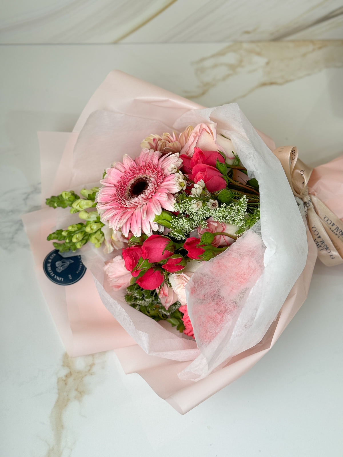 Ramo Mariana - Gerbera, Mini Rosas – Lima Floral & Co.