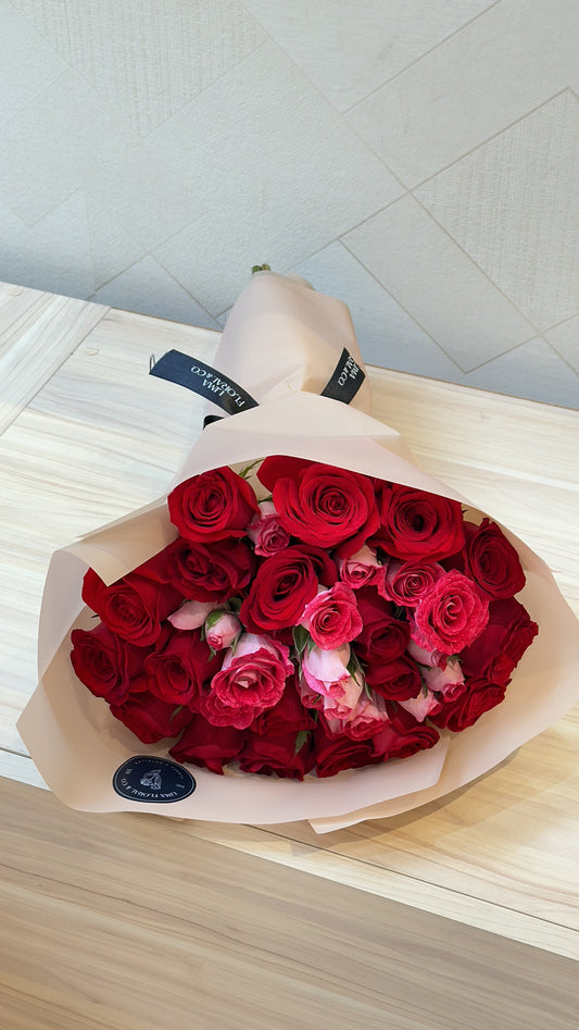 Ramo Ximena: rosas y mini rosas.