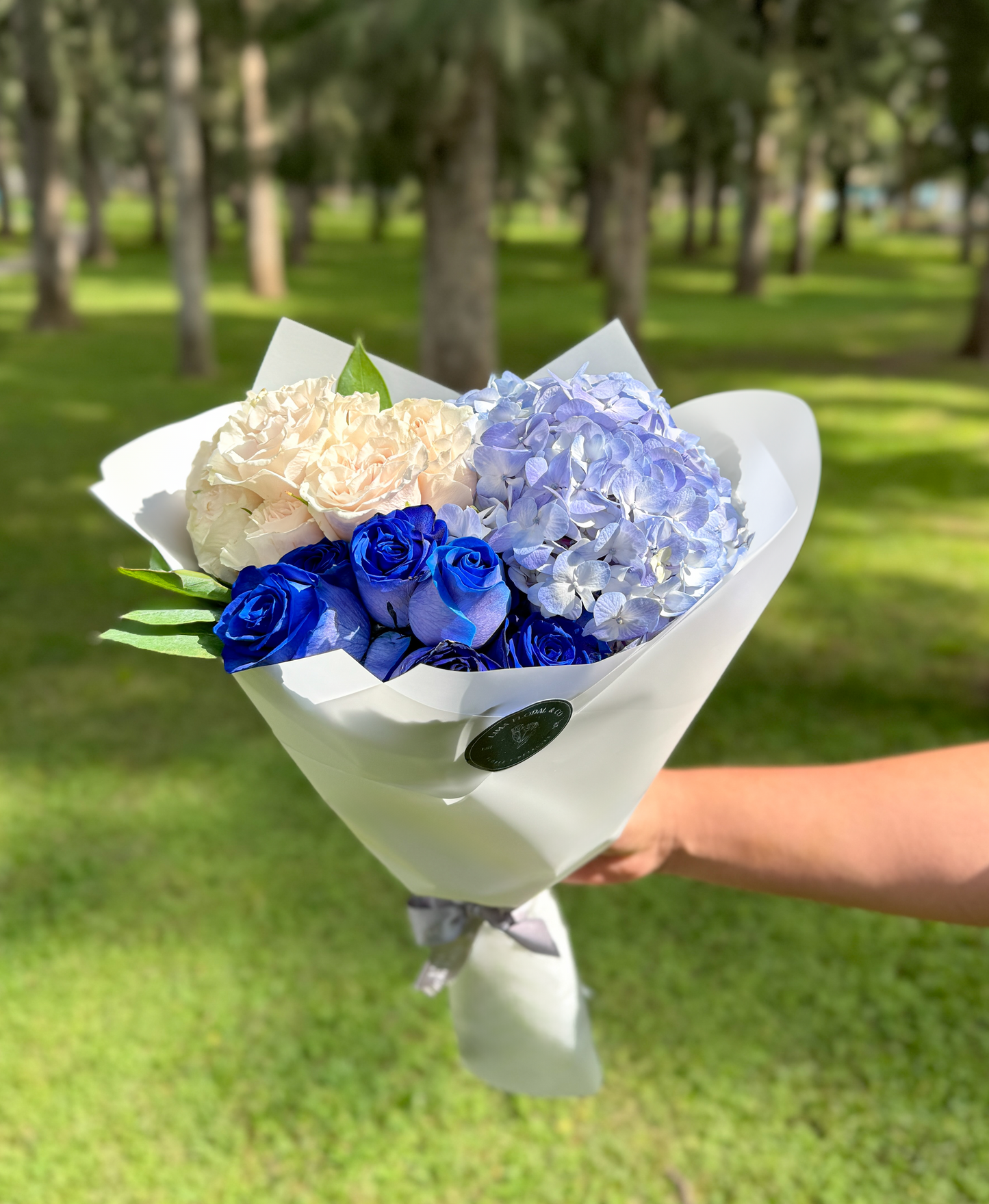 Ramo Azul: Hortensias y Rosas