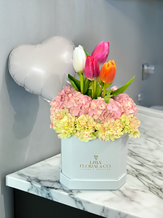 Box Lovely: Hortensias, Claveles & Tulipanes
