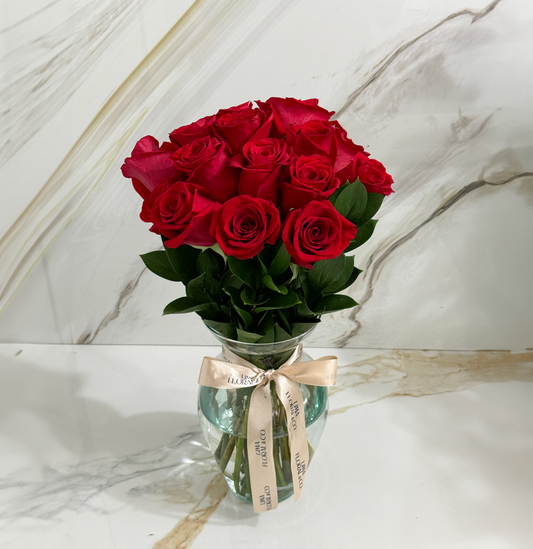 Rosas en Jarrón: 16 Rosas Rojas y Fino Follaje.